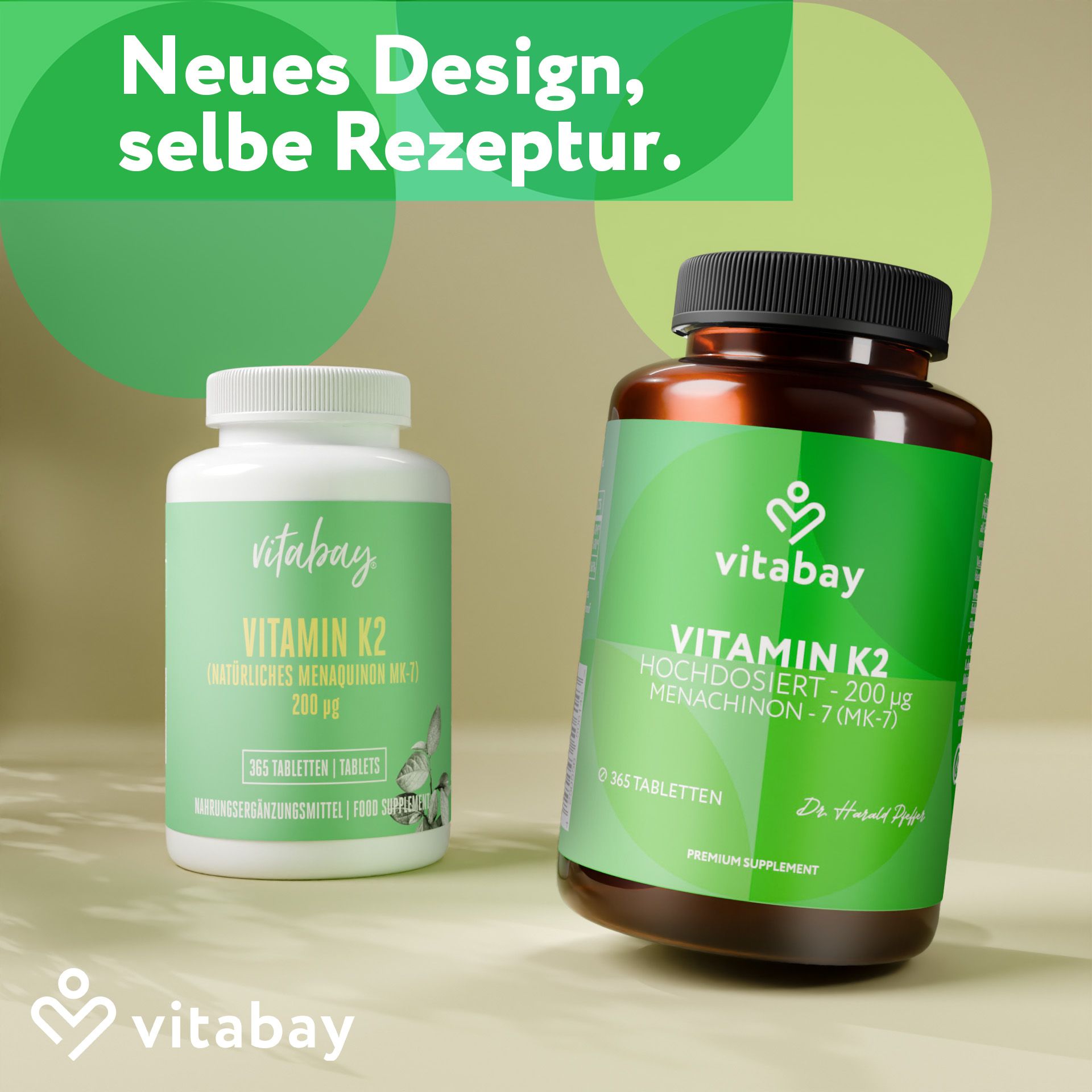 Zwei Flaschen "Vitabay Vitamin K2". Eine weiße Flasche und eine braune Flasche. Text: "Neues Design, selbe Rezeptur".