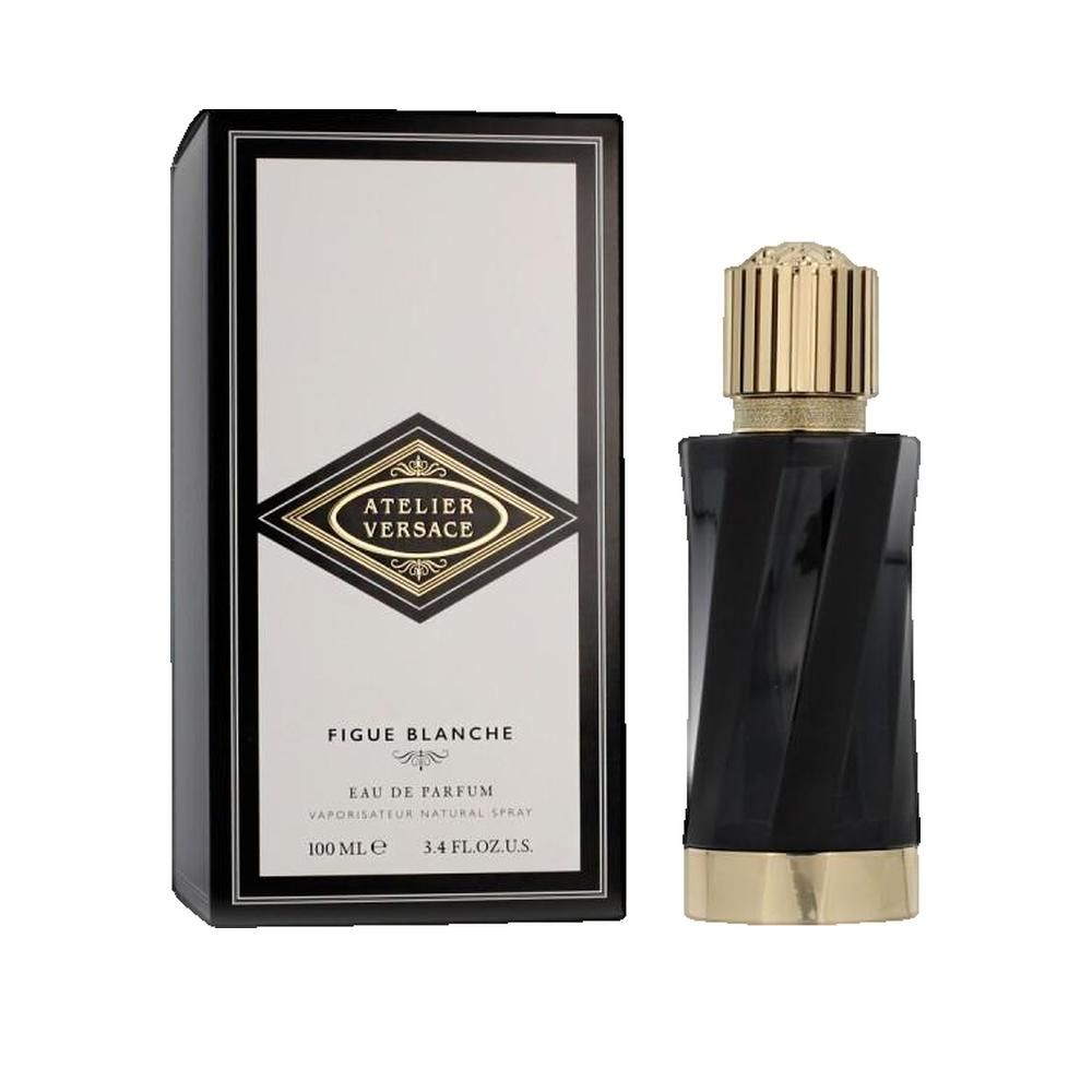Schwarzer Flakon mit goldfarbenem Verschluss und Sockel, neben weißer Verpackung mit schwarzem Rahmen. Aufschrift: Atelier Versace, Figue Blanche.