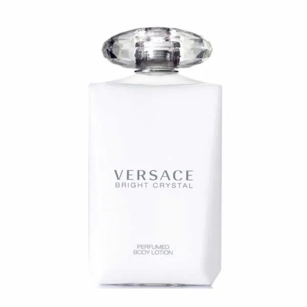 Weiße Flasche mit Kristallverschluss. Aufschrift: Versace Bright Crystal, Perfumed Body Lotion.