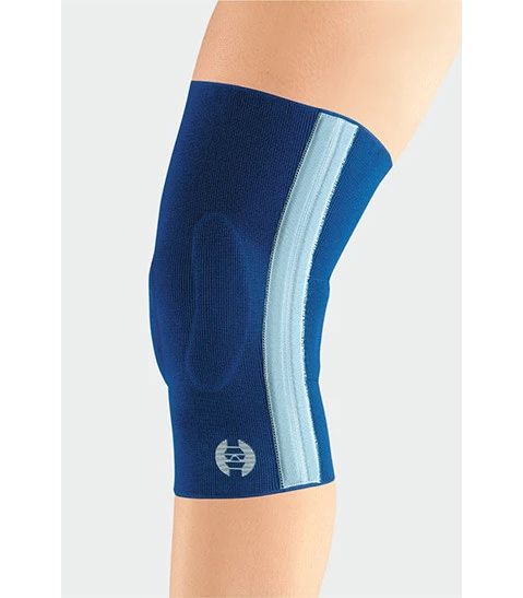 Blaues JuzoFlex® Genuaktiv Kniebandage. Mit hellblauem Streifen und Logo. Am Knie getragen.