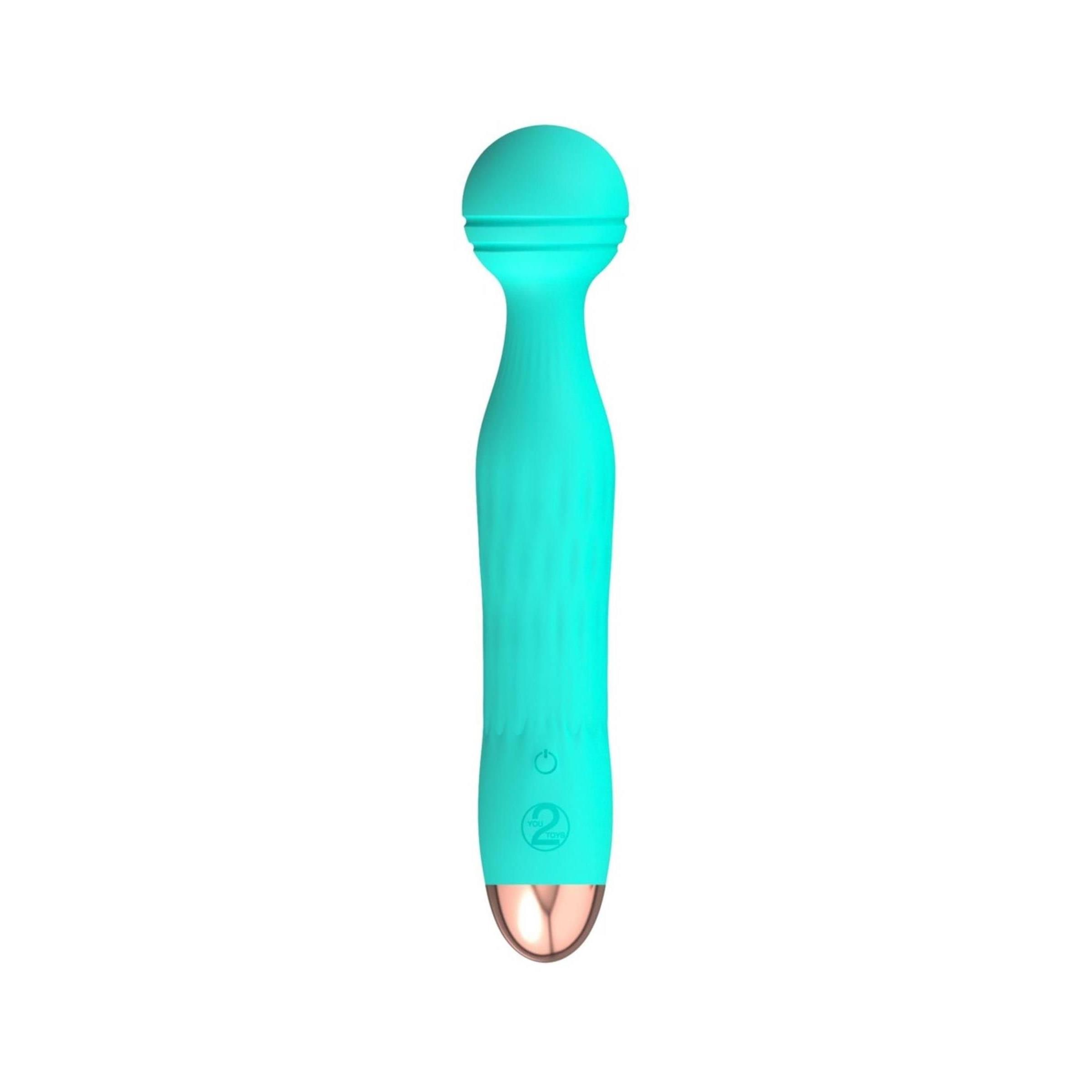 Türkisgrüner Vibrator mit abgerundetem Kopf und goldfarbener Spitze. Zwei Knöpfe und ein Logo am Schaft.
