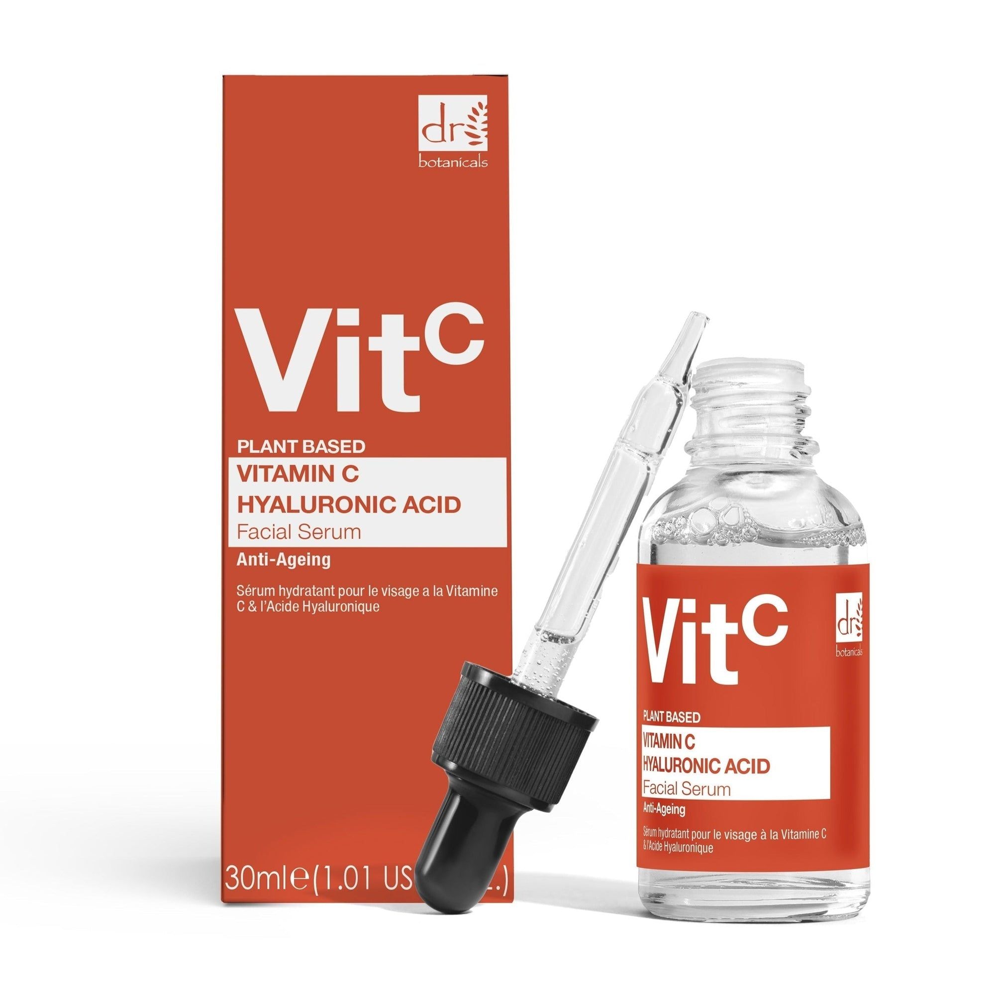 Glasflasche mit Serum und Pipette. Aufschrift "VitC" und Produktinformationen. Daneben eine Schachtel mit Logo.