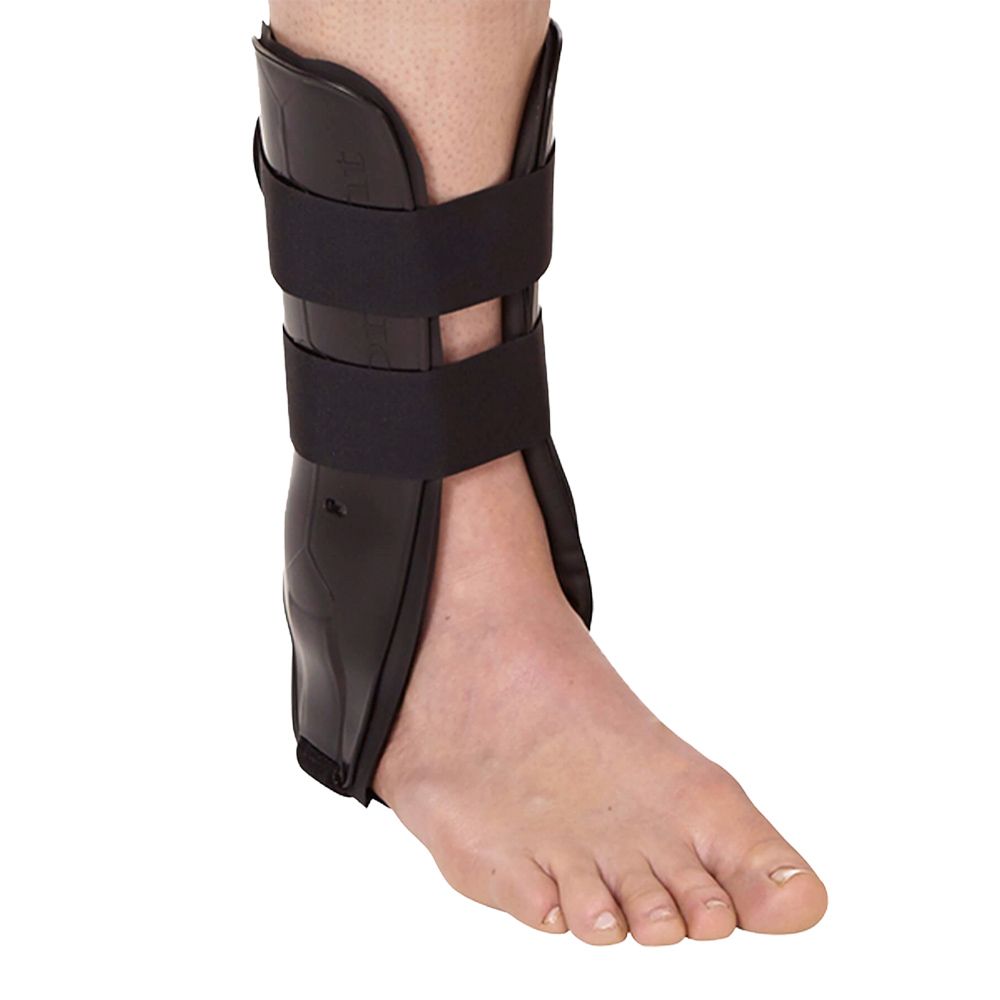 Schwarze Sprunggelenkorthese mit Klettverschlüssen zur Stabilisierung des Sprunggelenks.