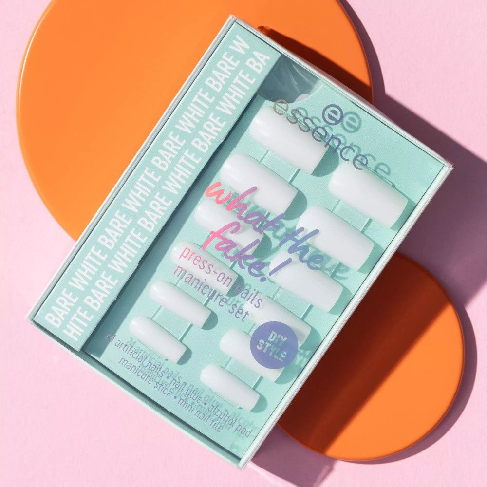 Maniküre-Set mit weißen, quadratischen Kunstnägeln. Auf orangefarbenem und pinkfarbenem Hintergrund. Marke: Essence.
