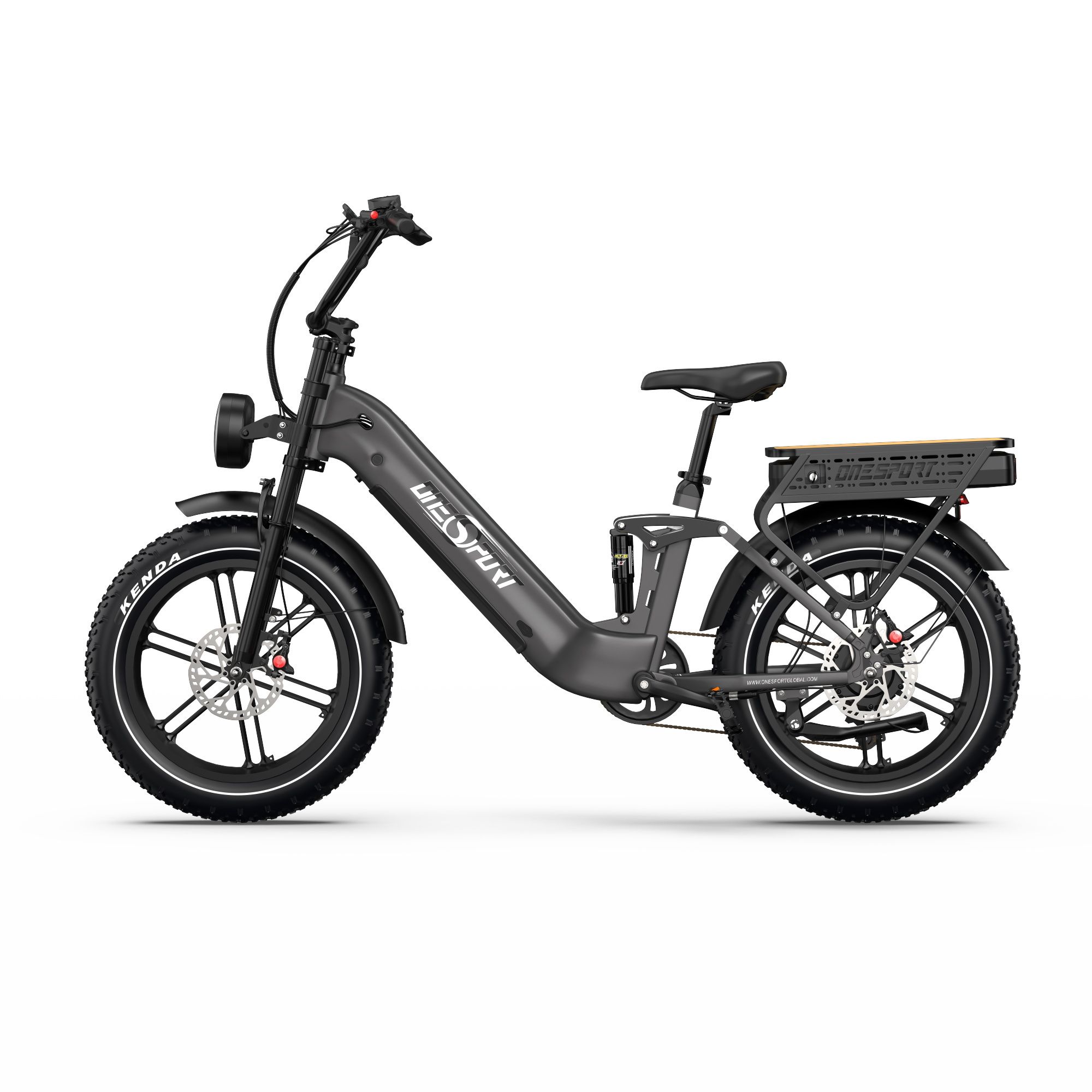 Schwarzes E-Bike, Seitenansicht. Breitreifen, Frontscheinwerfer, Gepäckträger. Auf dem Rahmen steht "UEOFURI".