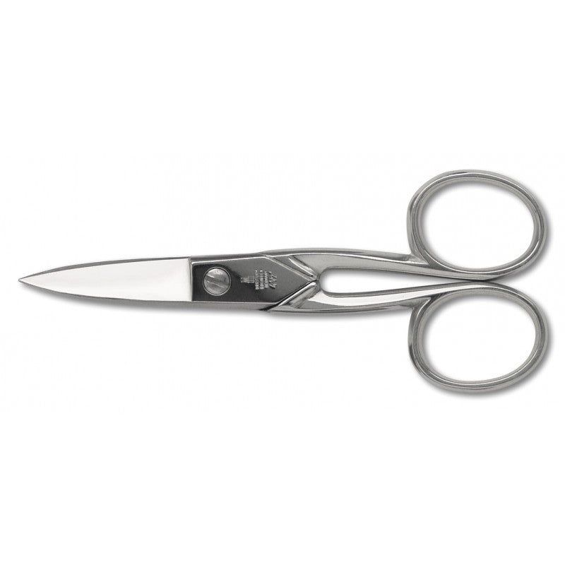 Nagelschere mit mikro-Verzahnung. Metallfarben. Zwei runde Griffe. Klingen spitz zulaufend.