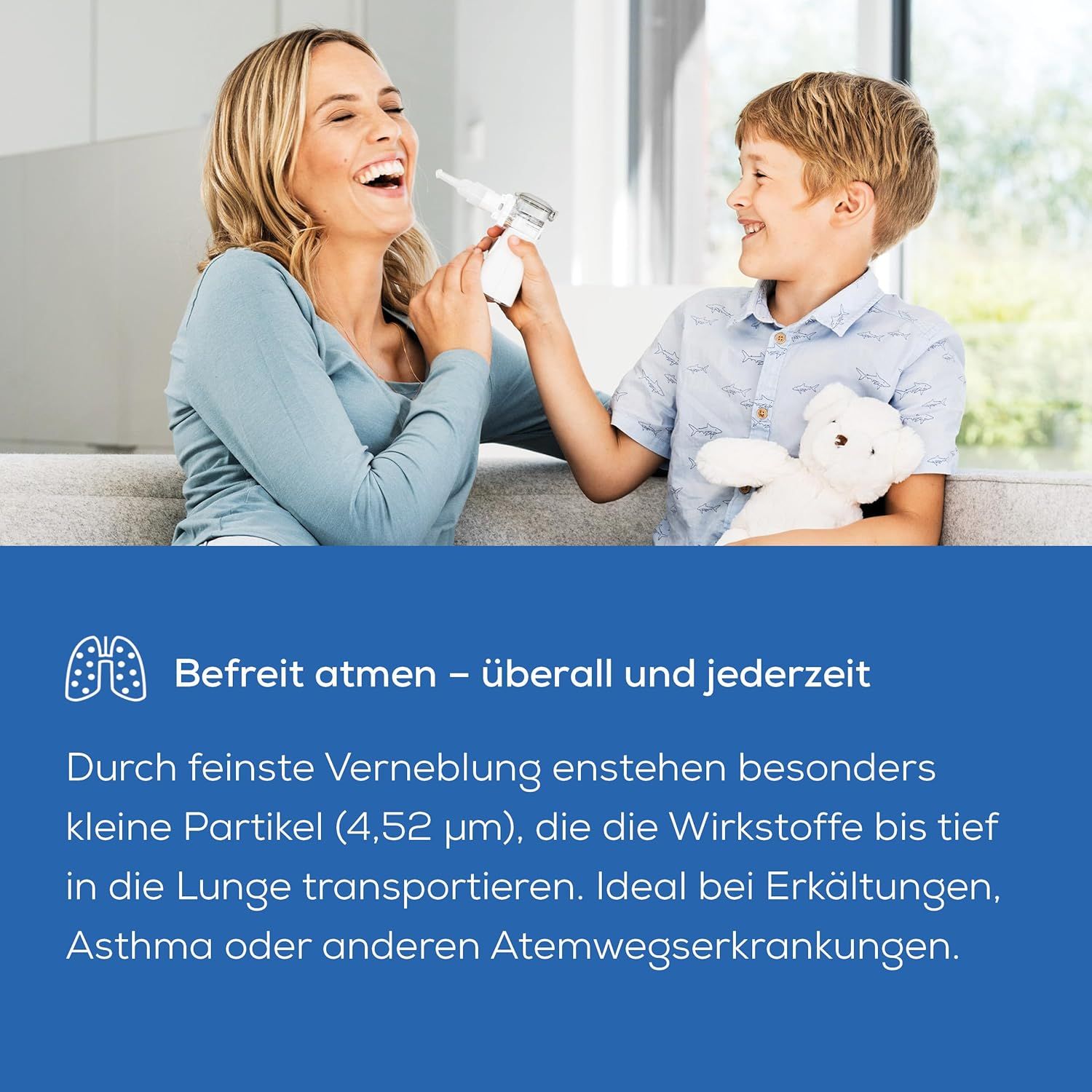 Mutter und Kind mit Inhalator. Text: Befreit atmen – überall und jederzeit. Feine Verneblung für tiefe Lungenwirkung.
