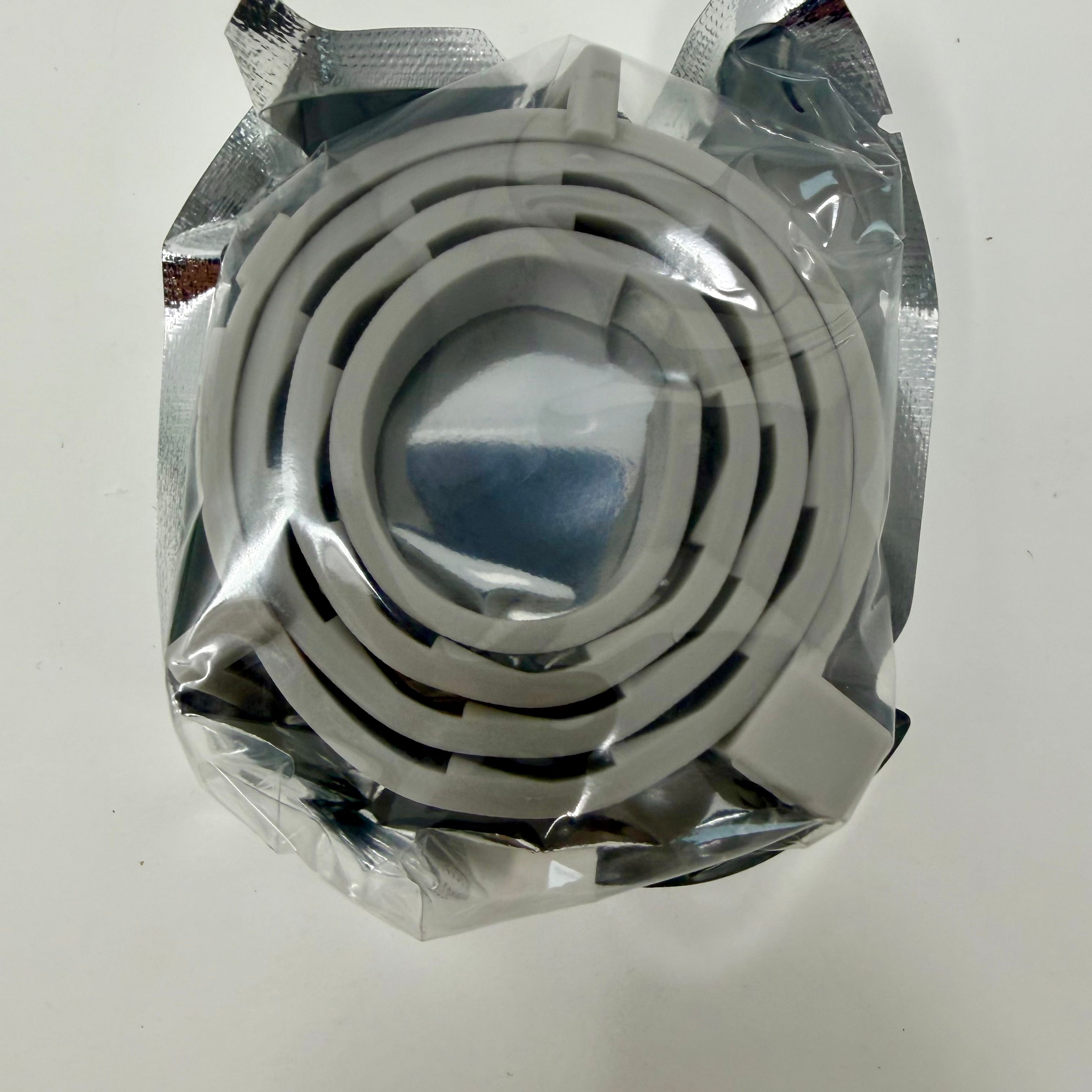 Graues, verpacktes Hundehalsband gegen Parasiten.