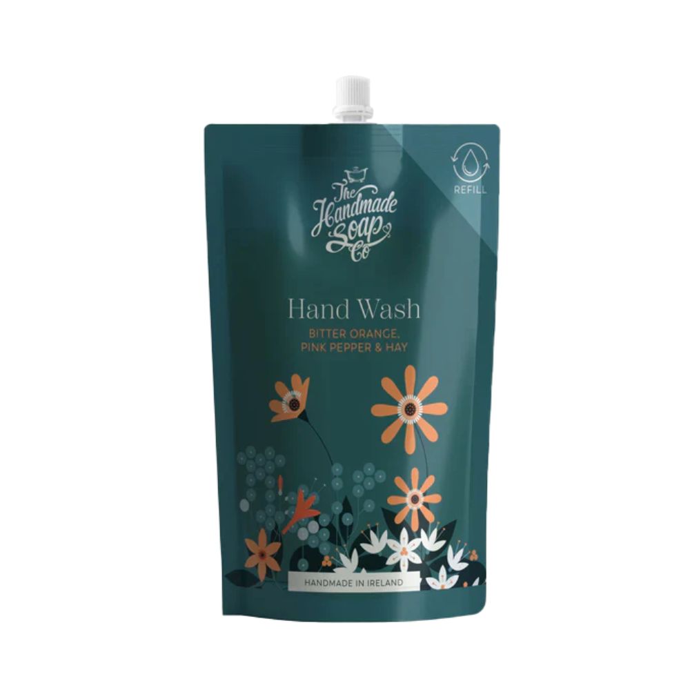Nachfüllbeutel Handseife. Dunkelgrün mit floralem Muster. Text: Hand Wash, Bitter Orange, Pine Pepper & Hay. Mit Ausgießer.