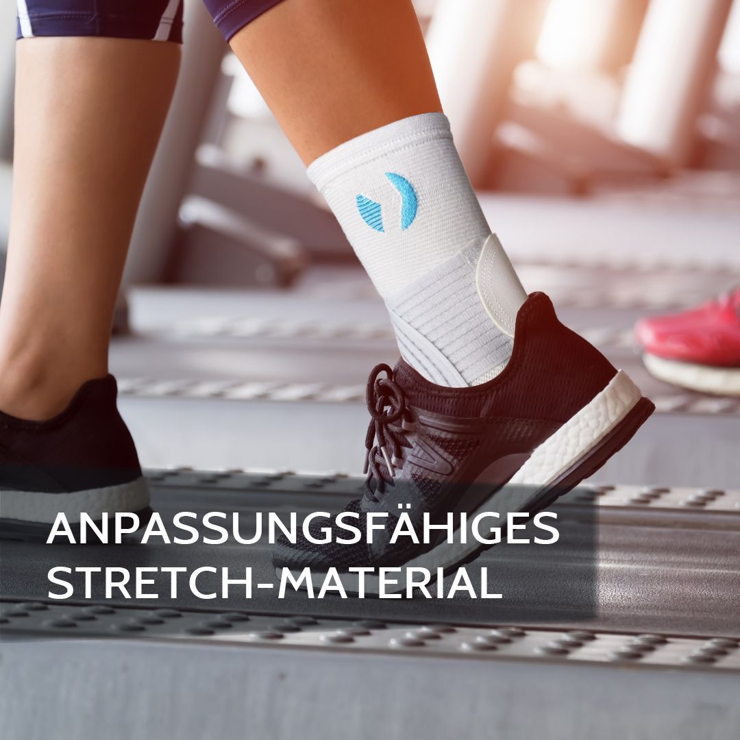 Person läuft auf Laufband, trägt weisse Sprunggelenkbandage. Text: Anpassungsfähiges Stretch-Material.