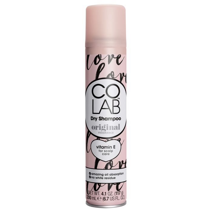 Rosa Sprühflasche mit weißem Schriftzug. Enthält Colab Dry Shampoo Original. Enthält Vitamin E für die Kopfhautpflege.