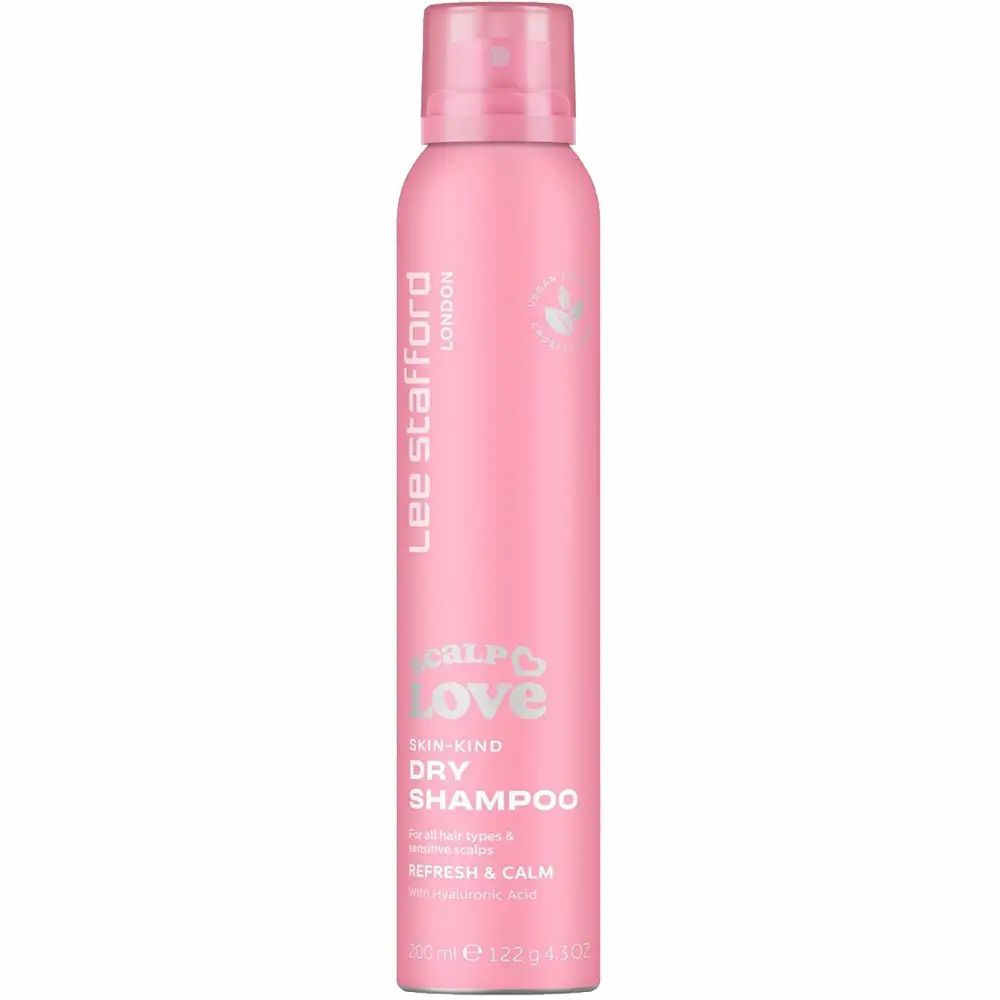 Rosa Trockenshampoo-Flasche. Aufschrift: Scalp Love, Skin Kind Dry Shampoo. Vegan-Siegel.
