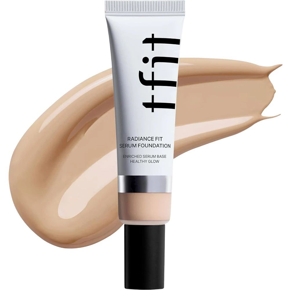 Tube mit Serum Foundation. Weißer Tube mit schwarzem Deckel. Produktname und Text sichtbar. Produkt auf hellem Hintergrund.