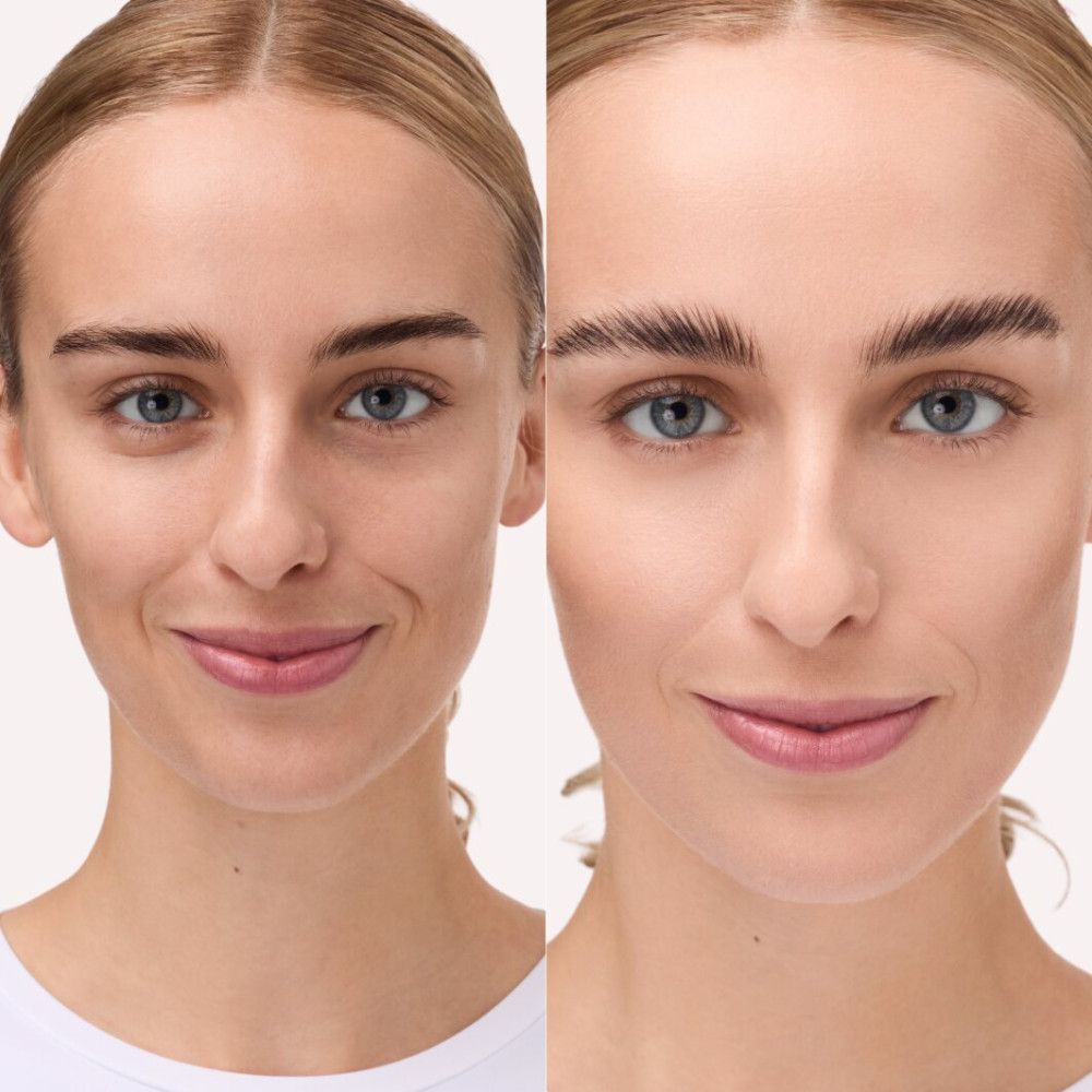 Gesicht einer Frau, links ungeschminkt, rechts mit betonten Augenbrauen. Die Augenbrauen sind nach oben gebürstet und wirken voller.