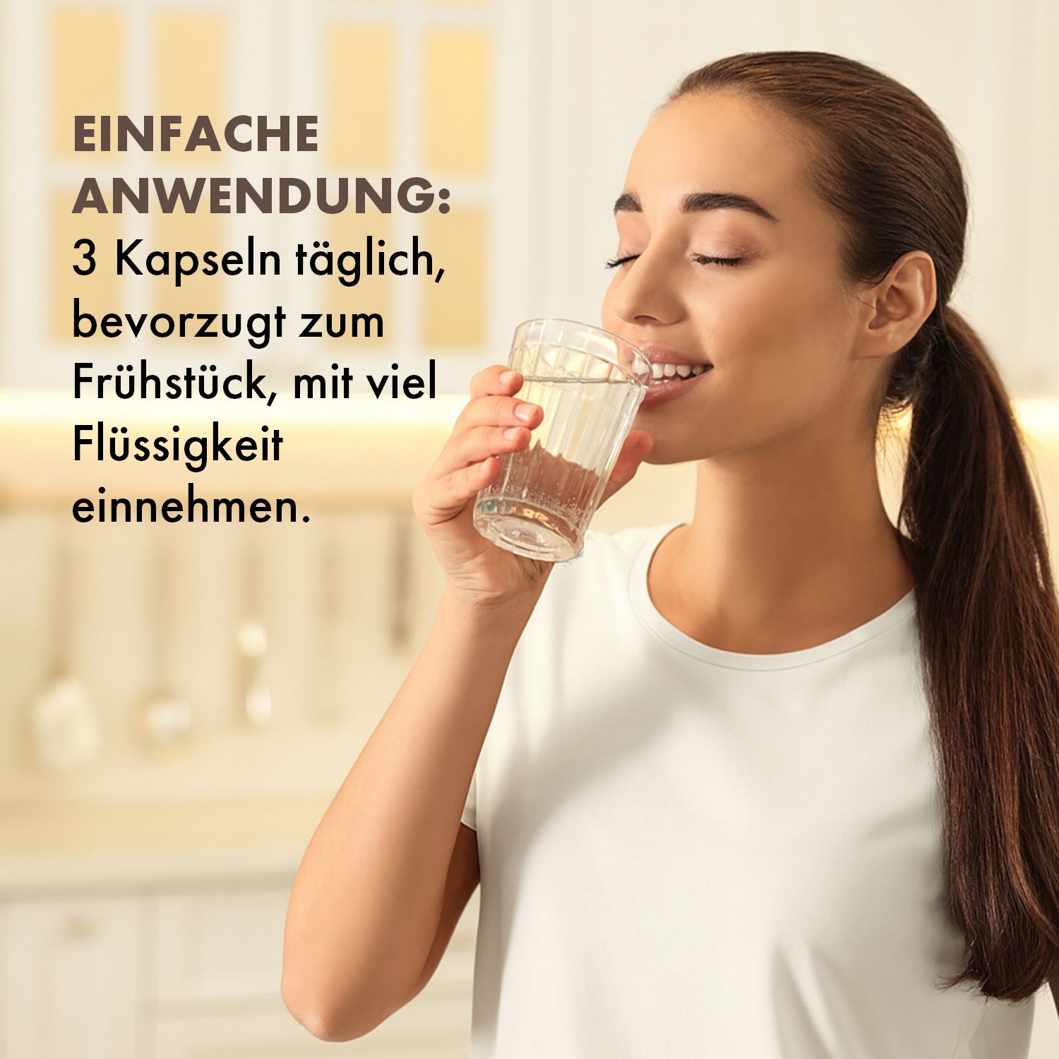 Frau trinkt Wasser aus einem Glas. Text: Einfache Anwendung: 3 Kapseln täglich, bevorzugt zum Frühstück, mit viel Flüssigkeit einnehmen.