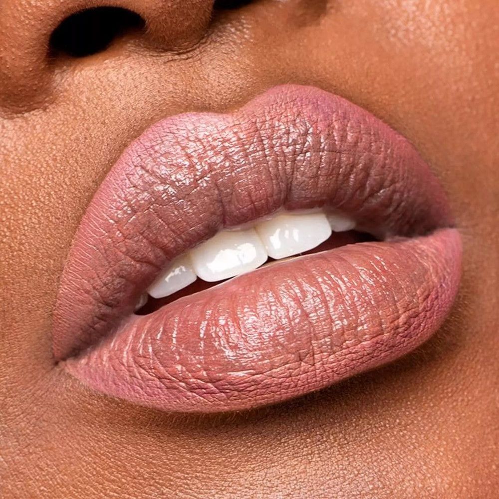 Nahaufnahme von Lippen mit rosafarbenem Lippenstift. Glänzendes Finish.