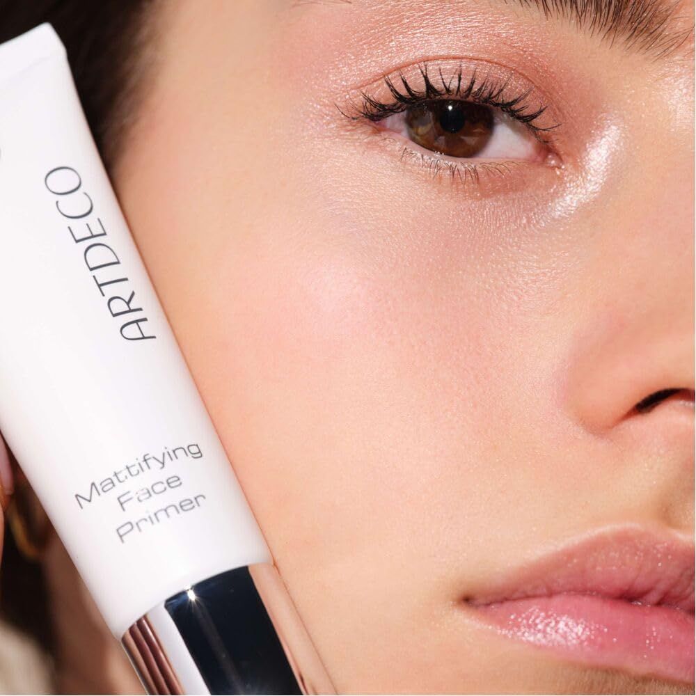 Nahaufnahme eines Gesichts mit Tube. Aufgedruckter Markenname ARTDECO und Produktname Mattifying Face Primer.