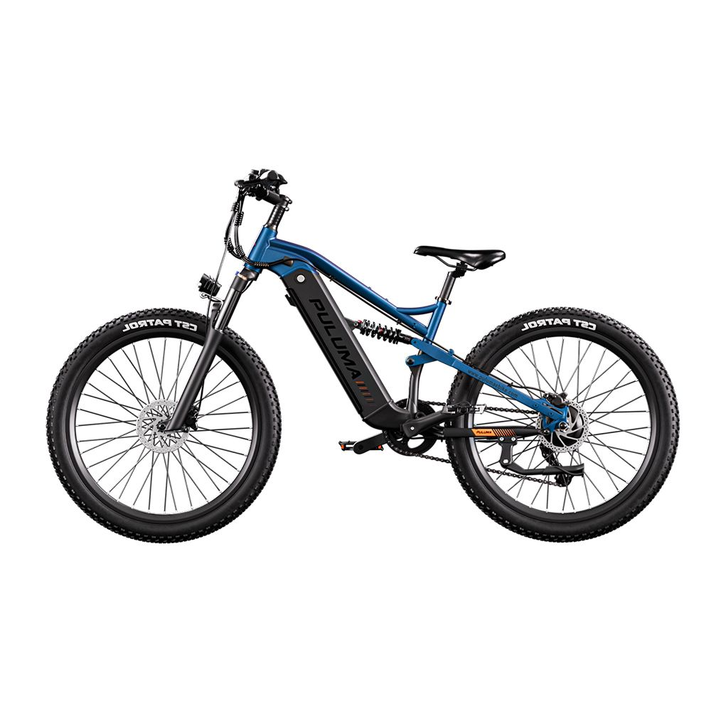 Blaues Offroad-Elektrofahrrad. Schwarze Reifen mit "JORTAN TIRE" Schriftzug. "PULUMA" Schriftzug am Rahmen. Federung.