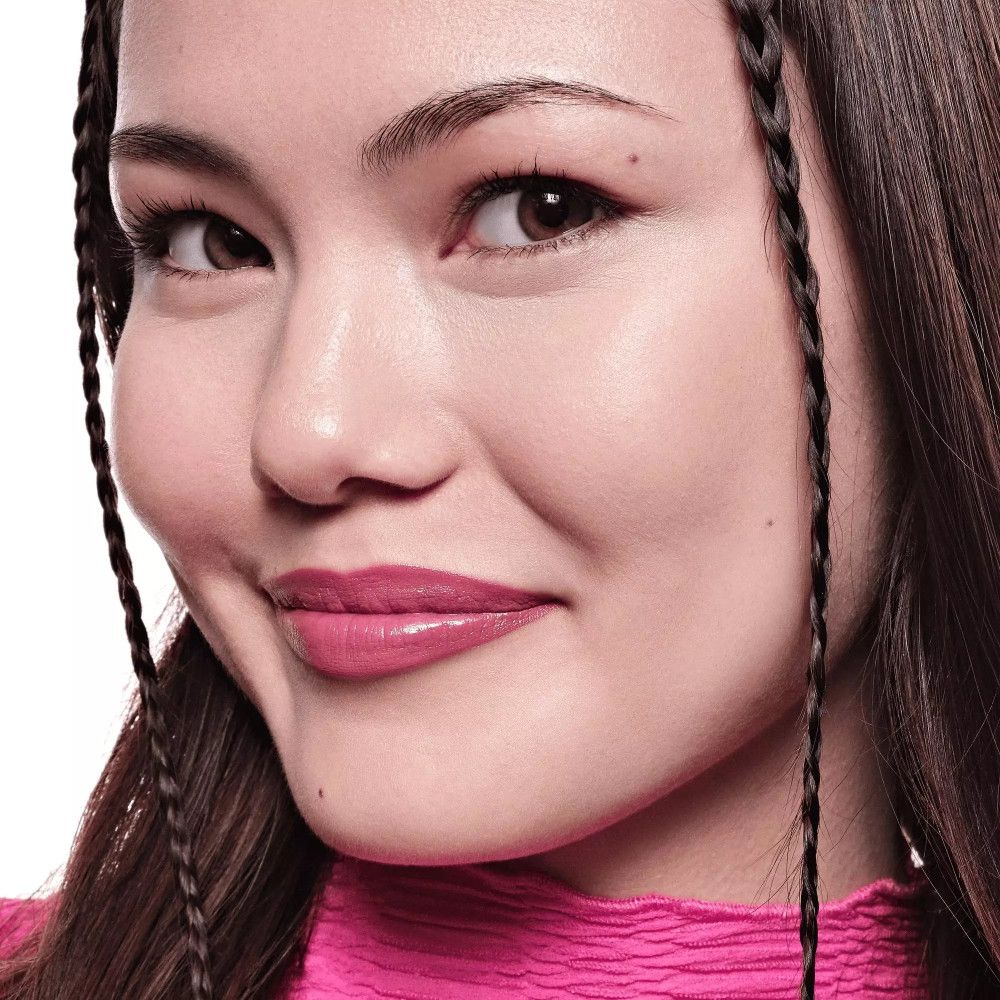 Porträt einer Frau mit rosa Lippenstift. Gesicht mit Zöpfen. Glänzendes Finish.