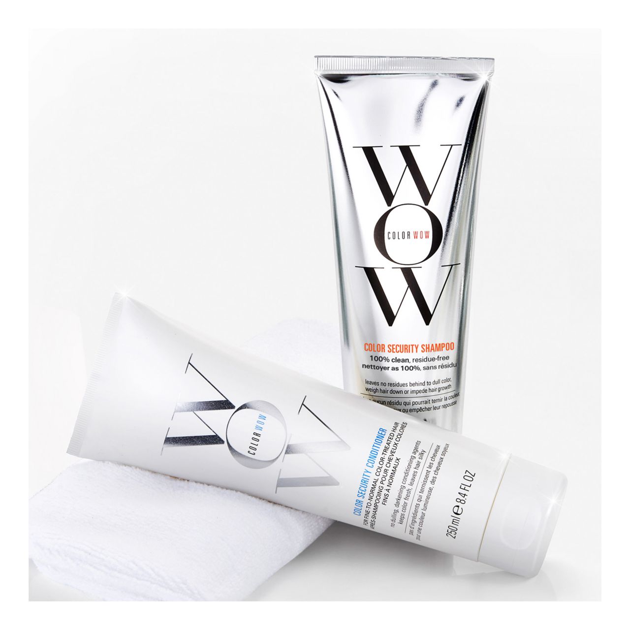 Zwei Tuben, eine mit "WOW Color Security Shampoo", die andere mit "Color Security Conditioner". Auf weißem Handtuch.
