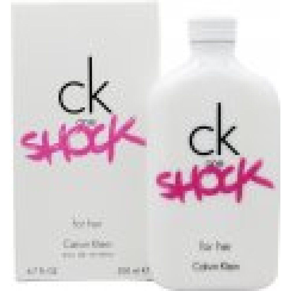 Weißes Parfumflakon und Schachtel. Aufschrift: ck one Shock for her. Rosa Schrift. 200 ml.