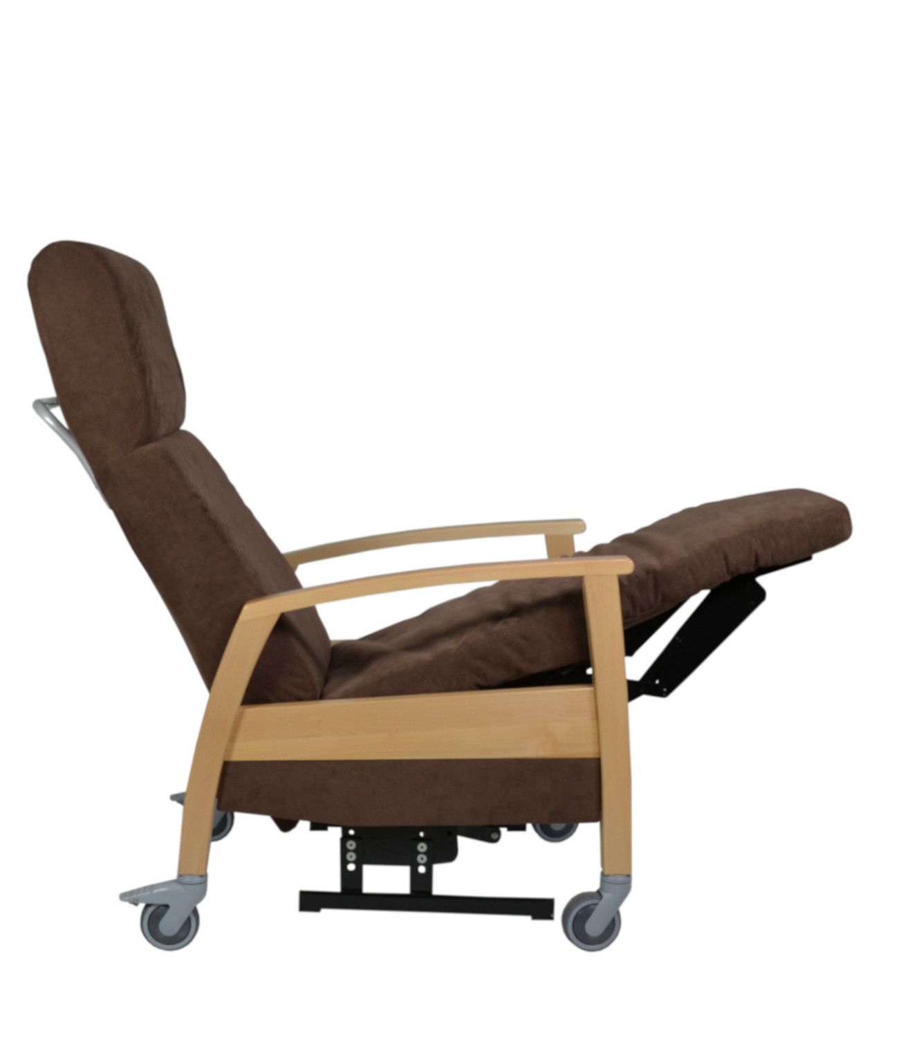 Brauner Sessel mit Holzrahmen, Armlehnen und Rollen. Beinauflage und Rückenlehne geneigt. Seitenansicht.