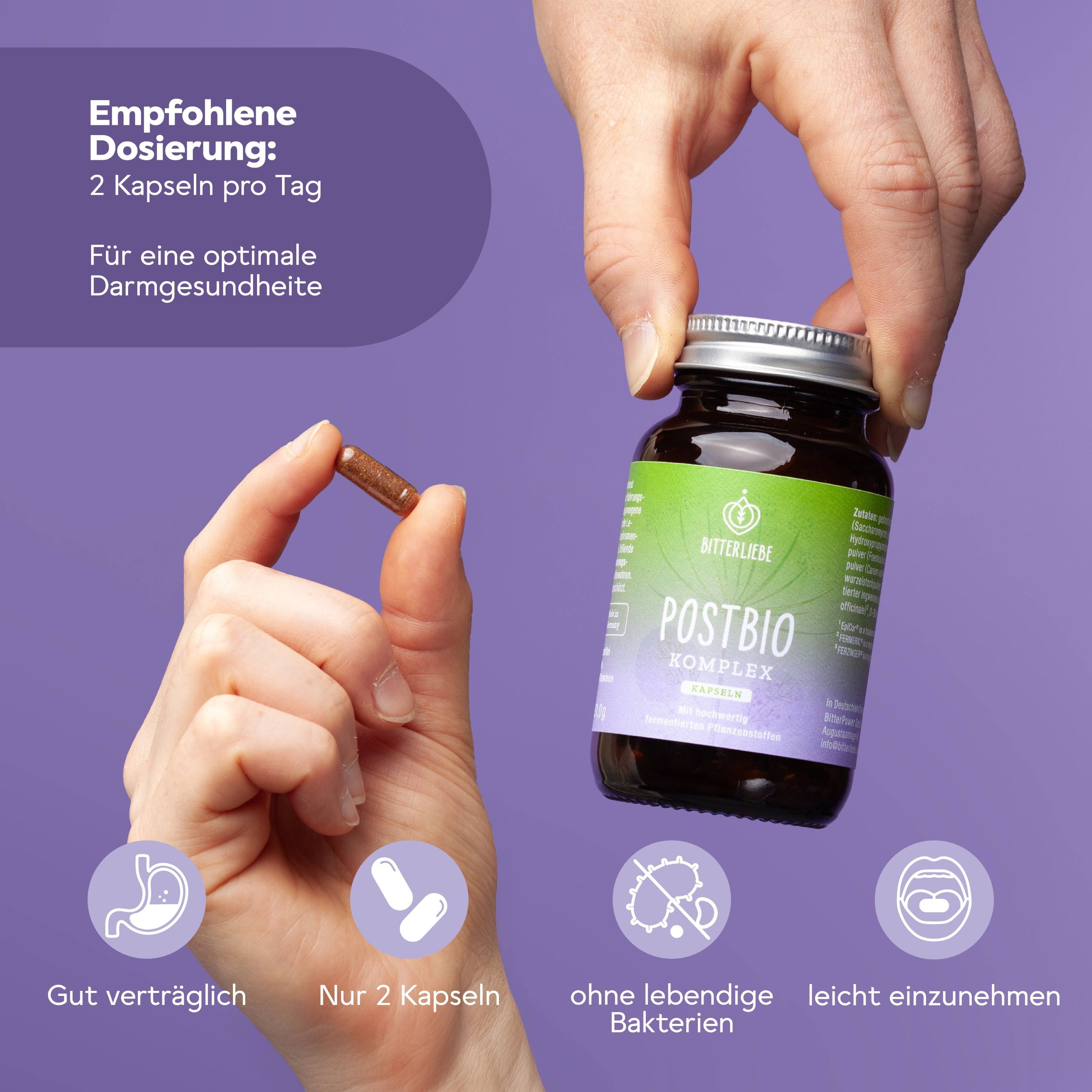 Hände halten eine Kapsel und eine Flasche "BitterLiebe Postbio". Text: Empfohlene Dosierung: 2 Kapseln pro Tag. Gut verträglich, leicht einzunehmen.