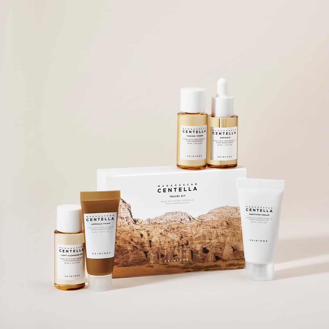 SKIN1004 Madagascar Centella Travel Kit mit fünf Produkten und Verpackung, auf hellem Hintergrund arrangiert.
