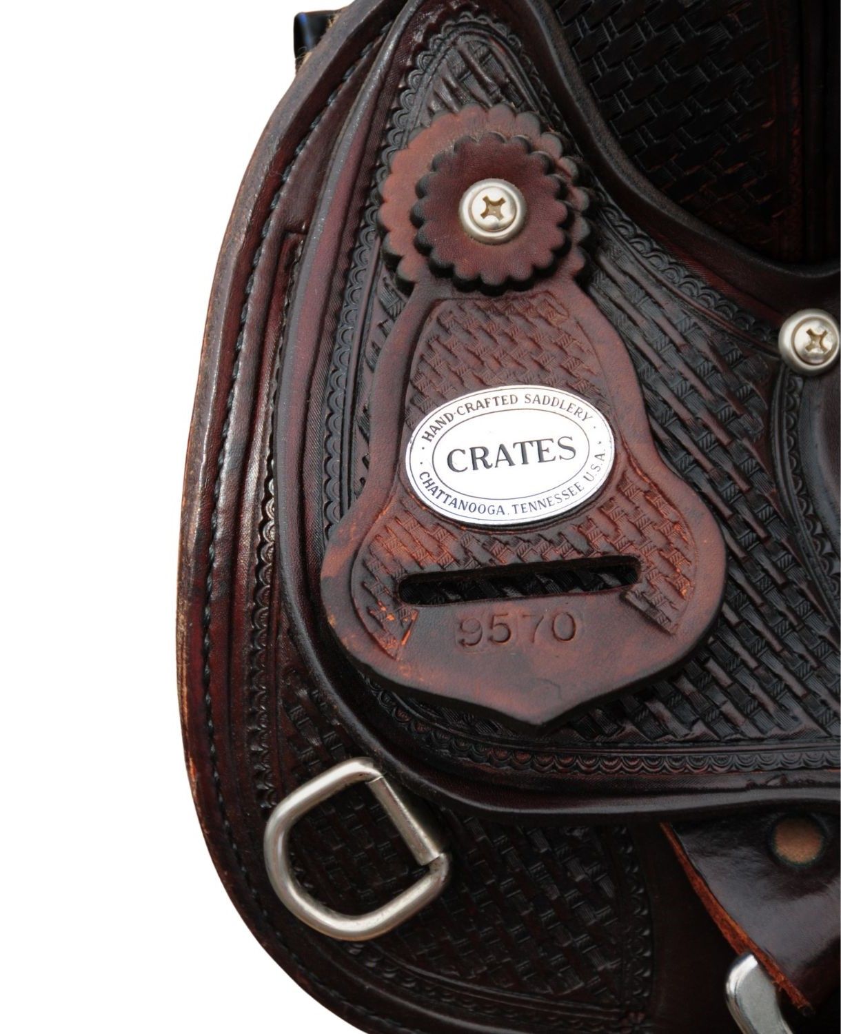 Nahaufnahme des Sattelherstellers. Geprägtes Logo, Schriftzug: CRATES, Chattanooga, Tennessee, USA. Nummer 9570.