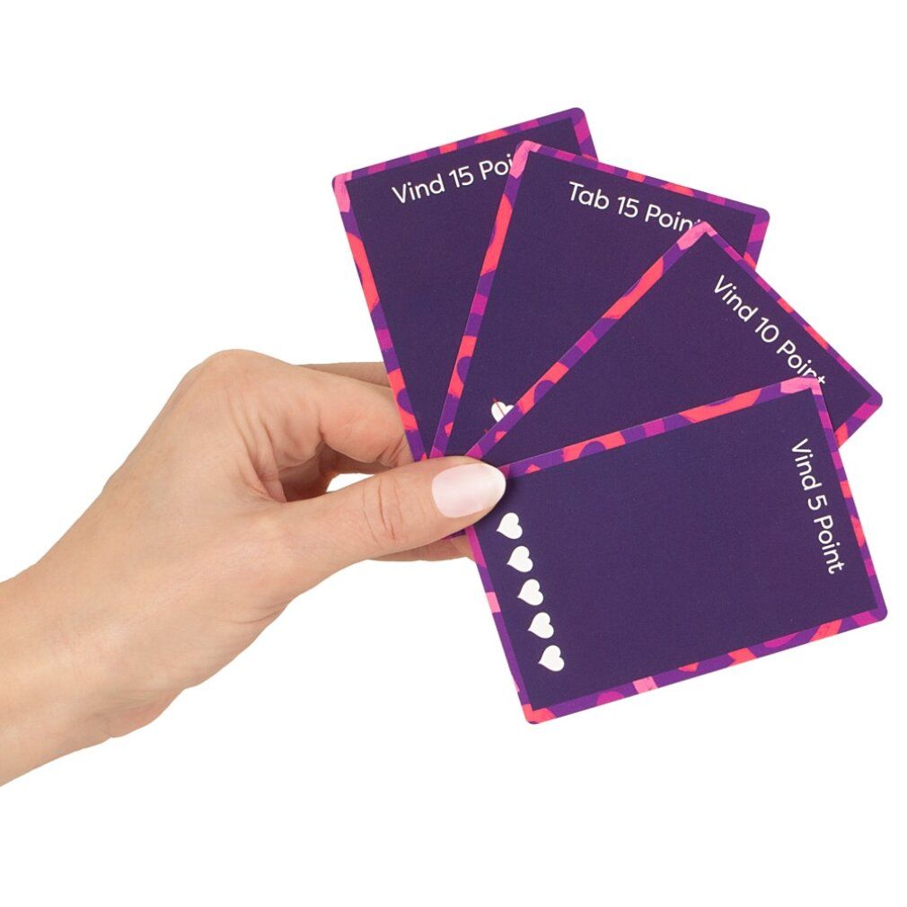 Hand hält vier Karten mit lila Rückseite und Text. Auf den Karten sind Herzen abgebildet.