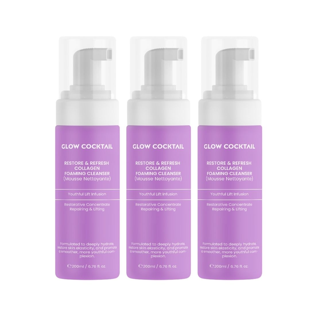Drei Flaschen mit lila Etiketten. Aufschrift: Glow Cocktail, Restore & Refresh Collagen Foaming Cleanser. Weiße Pumpaufsätze.