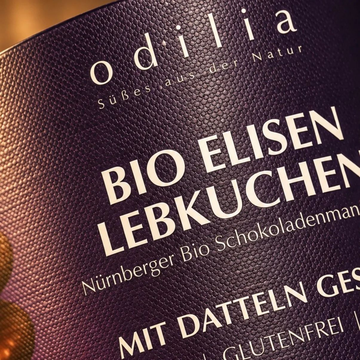 Nahaufnahme der Dose Odilia Bio Elisen Lebkuchen mit Textdetails wie 'BIO ELISEN LEBKUCHEN' und 'GLUTENFREI'.