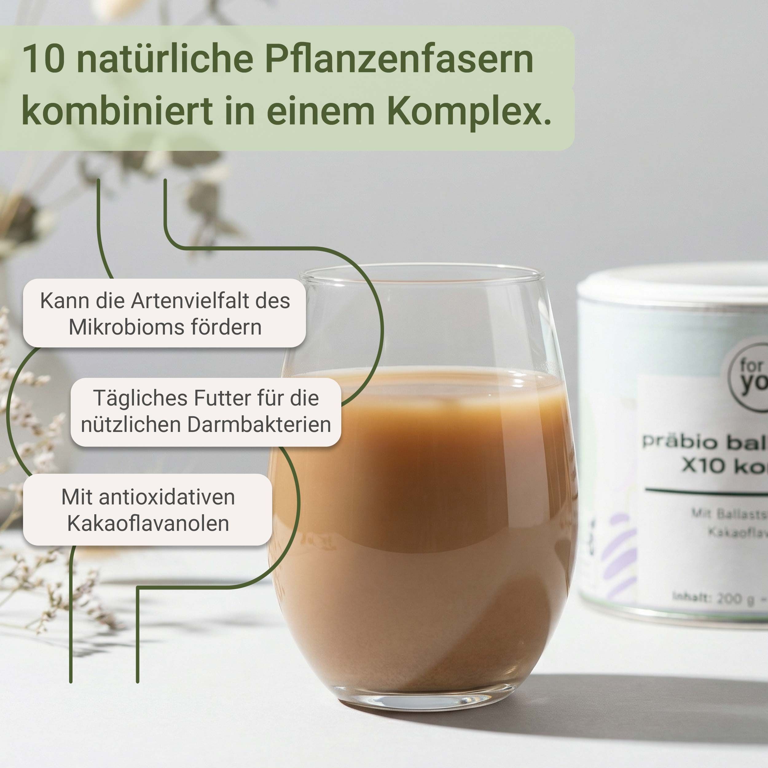 Glas mit Getränk, daneben eine Dose Präbio Ballaststoffe X10 Komplex.