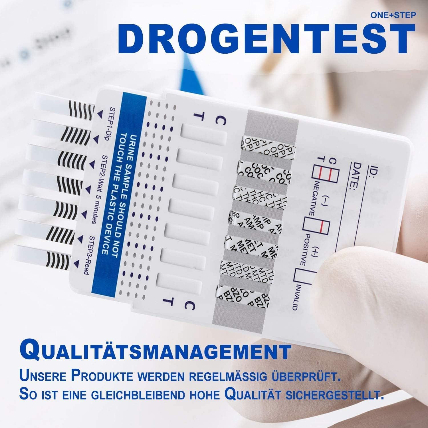 Drogenteststreifen in der Hand. Text: Qualitätsmanagement. Unsere Produkte werden regelmäßig überprüft. One+Step Drogentest.