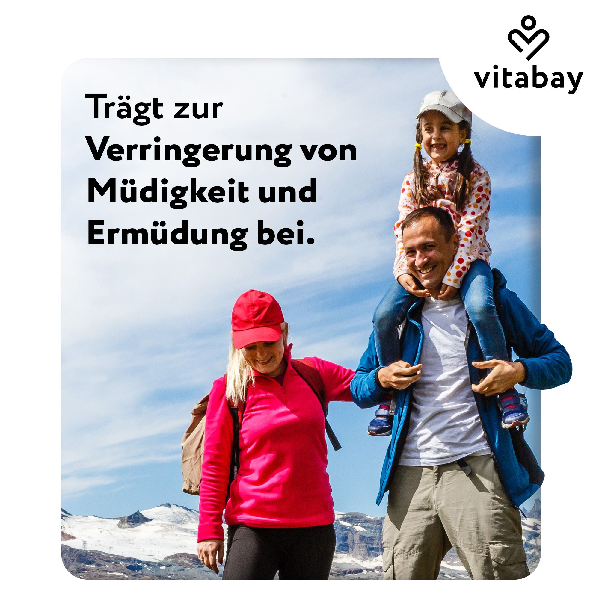 Familie im Freien. Vitabay Logo. Text: Trägt zur Verringerung von Müdigkeit und Ermüdung bei.