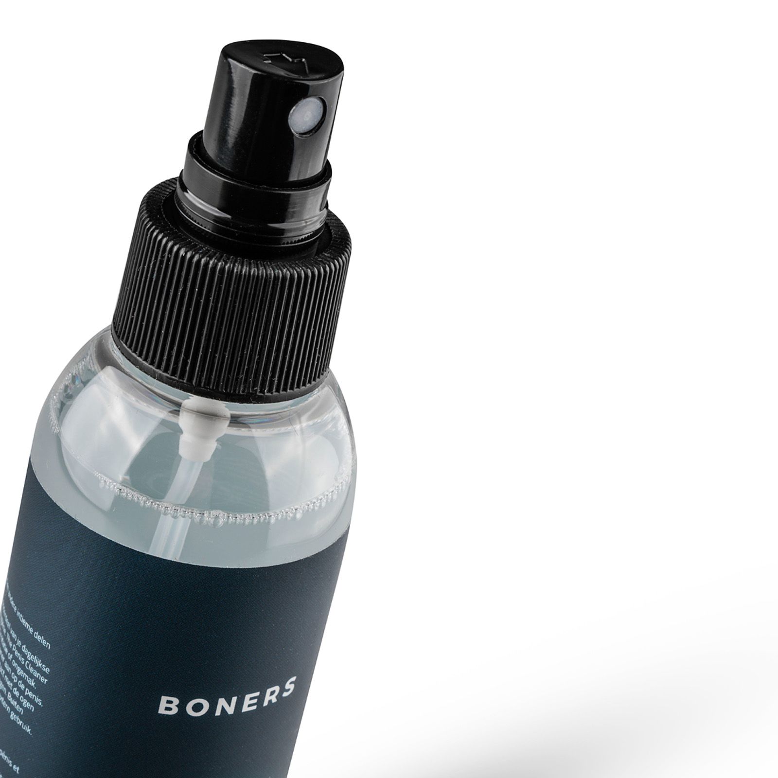 Nahaufnahme einer transparenten Flasche mit schwarzem Sprühkopf. Aufschrift: BONERS.