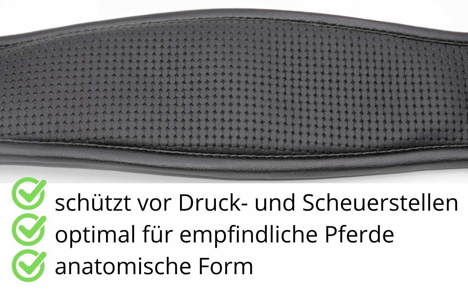 Nahaufnahme des schwarzen Sattelgurtmaterials. Perforiertes Material. Text: schützt vor Druck- und Scheuerstellen, anatomische Form.