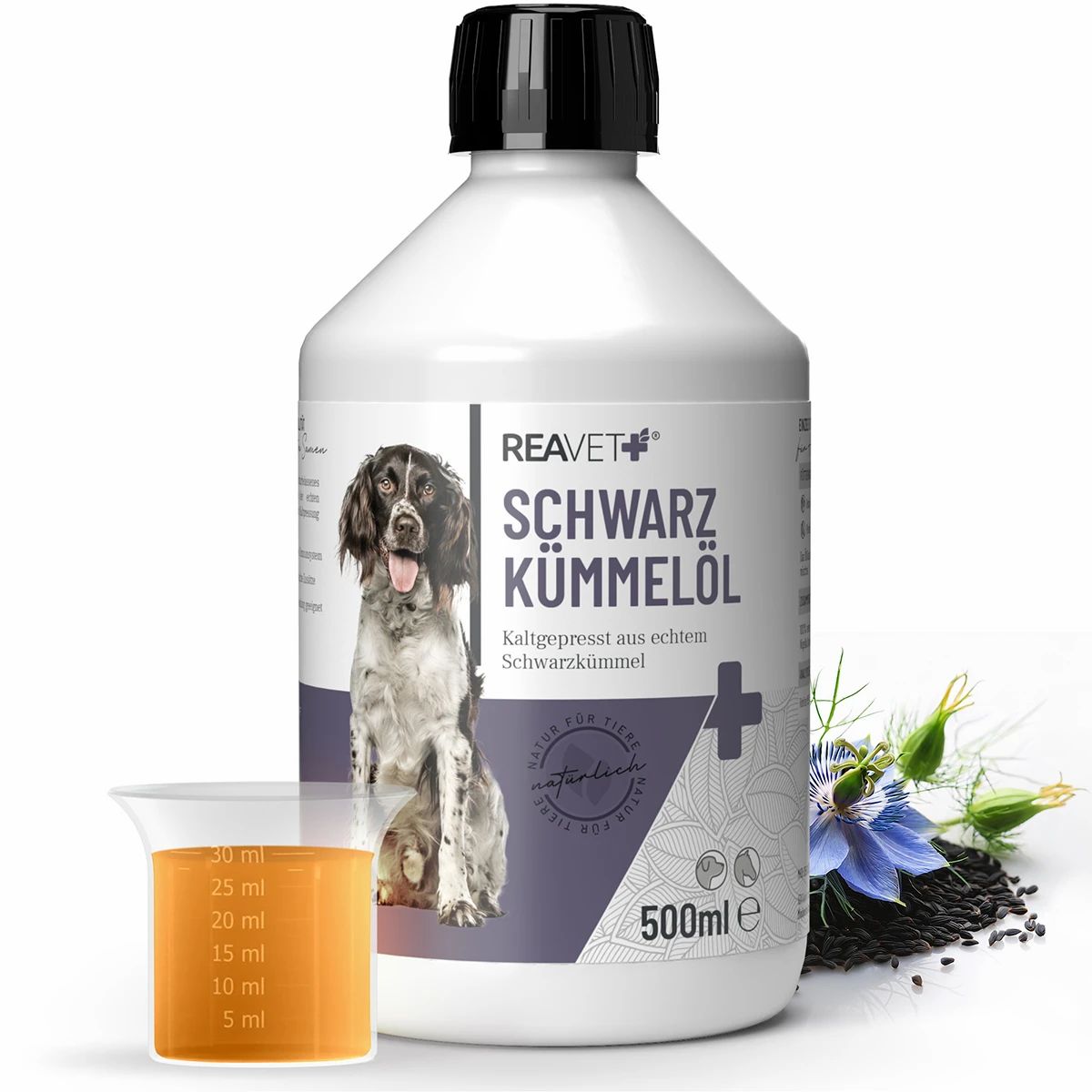 Flasche Schwarzkümmelöl von ReaVET, 500ml. Becher mit Öl, Hund, Schwarzkümmelsamen und blaue Blume.