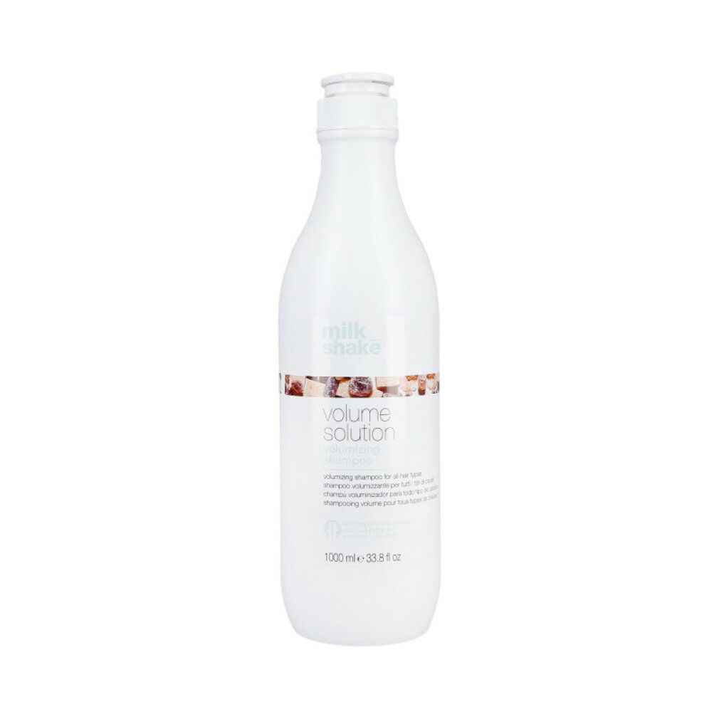 Weiße Shampoo-Flasche mit Pumpe. Aufschrift: milk_shake, volume solution. 1000 ml.
