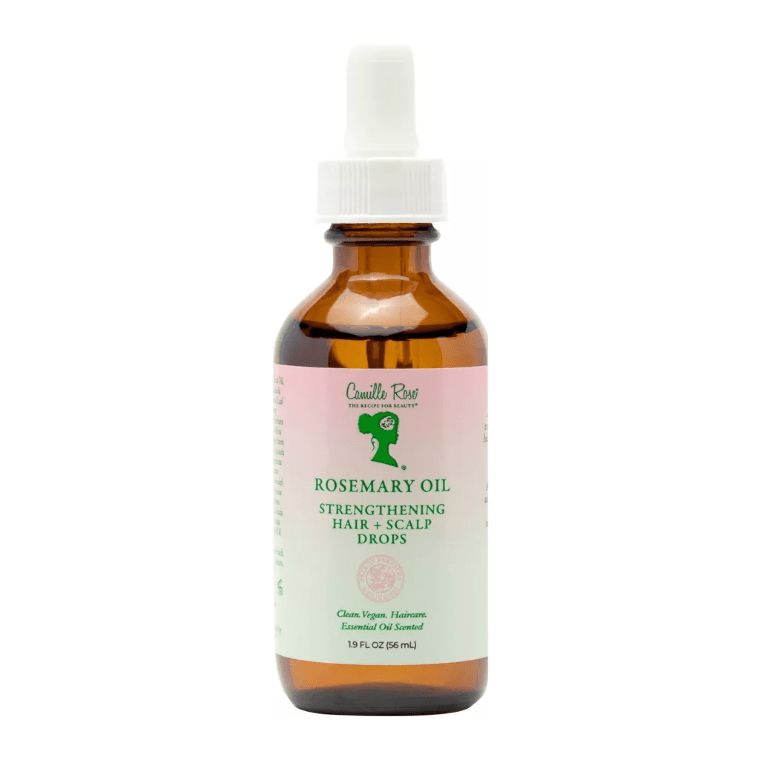 Braune Glasflasche mit weißem Sprühkopf. Auf dem Etikett steht "Rosemary Oil Strengthening Hair + Scalp Drops".