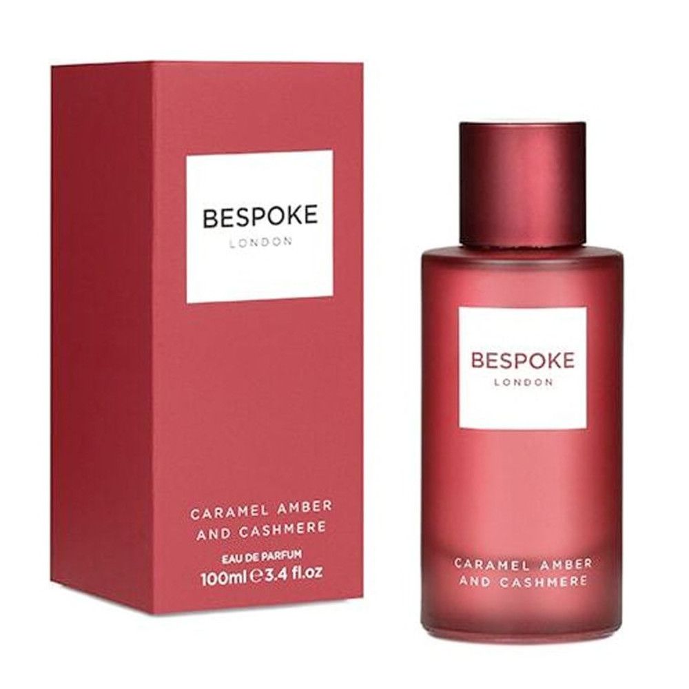 Rote Parfumflasche und Schachtel. Aufschrift: Bespoke London, Karamell Amber & Kaschmir. 100ml 3.4 fl.oz.