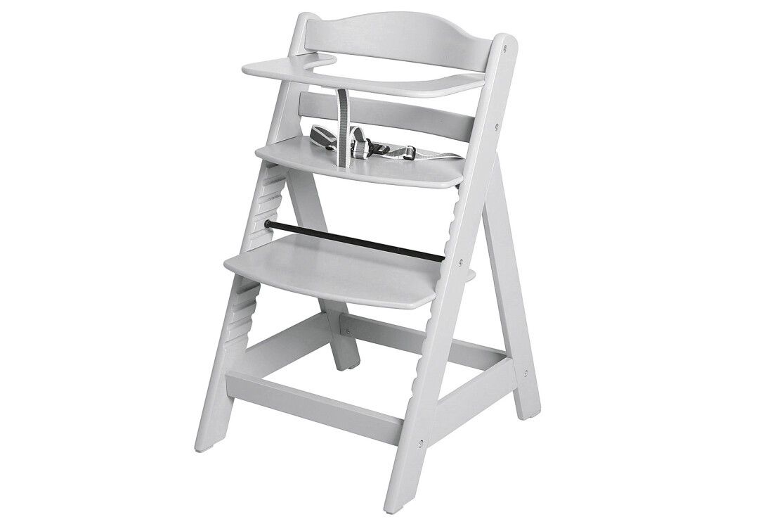 Weißer Kinderhochstuhl mit Tablett und Sicherheitsgurt. Holzkonstruktion mit Fußstütze.