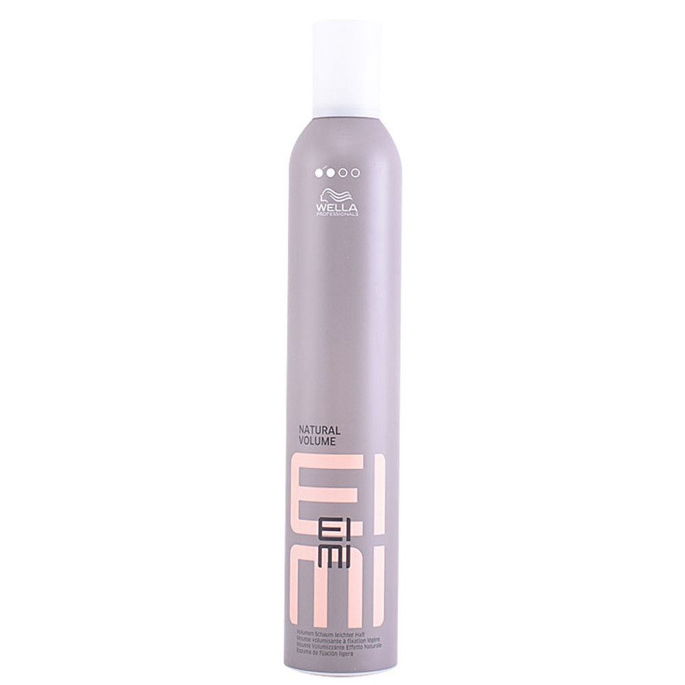 Graue Sprühflasche mit weißem Deckel. Aufschrift: Wella Eimi Natural Volumen. Rosa Schriftzug Eimi.