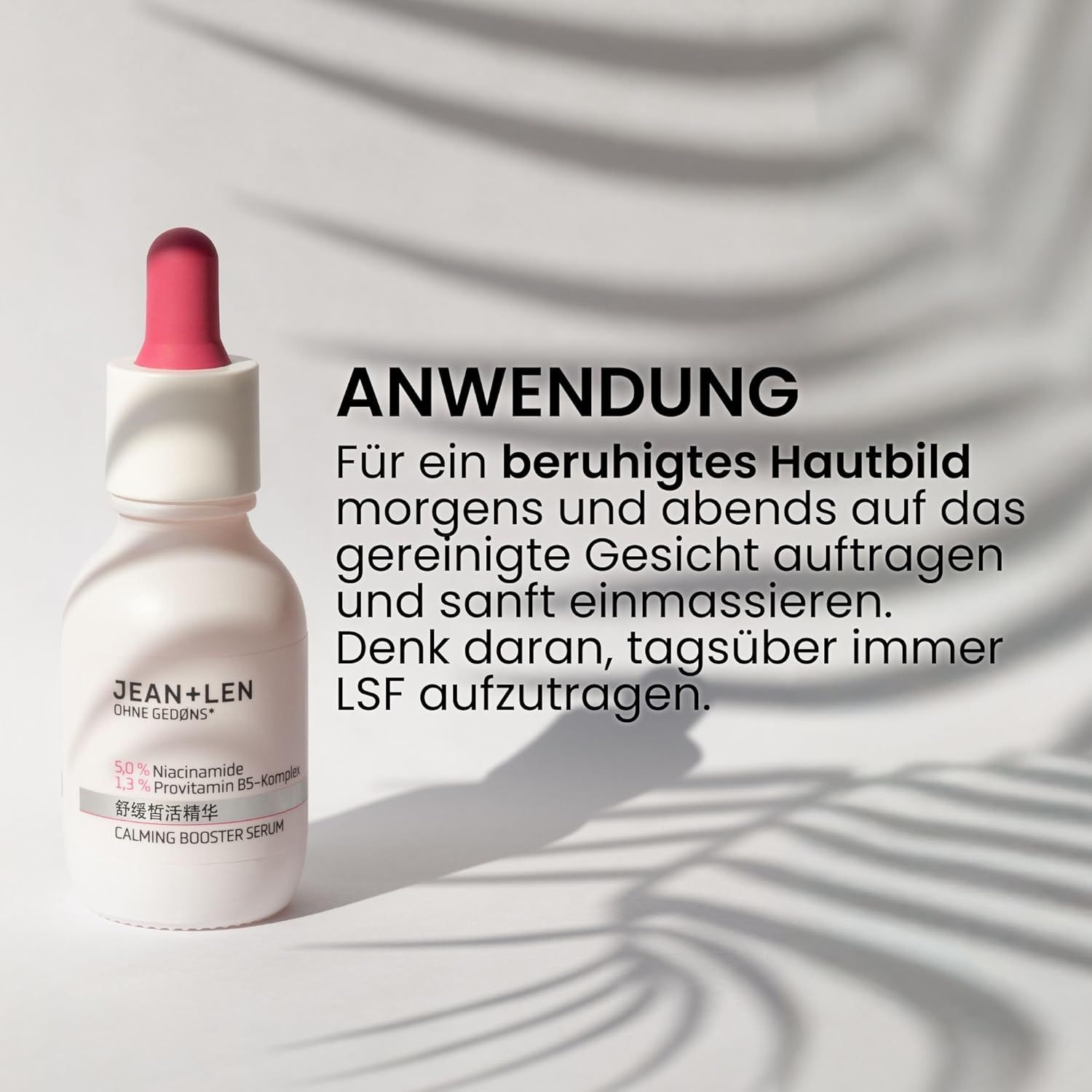 Weißes Serumfläschchen mit roter Pipette. Text: Jean & Len, Calming Booster Serum. Anwendungshinweis.