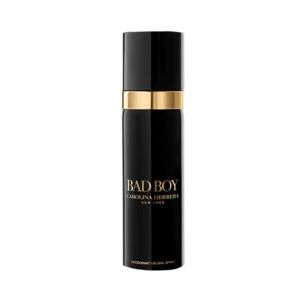Schwarze Deodorant-Spray-Flasche mit goldfarbenem Ring. Aufschrift: BAD BOY, Carolina Herrera, Deodorant Natural Spray.