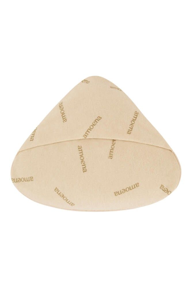 Brustprothese mit Prägung des Markennamens "amoena". Beige, tropfenförmig. Texturierte Oberfläche, abgerundete Kanten.