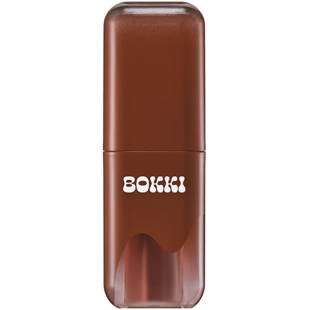 Braune Lippenfarbe mit Schriftzug "BOKKI". Rechteckige Form mit abgerundeten Kanten. Deckel und Behälter in ähnlichen Brauntönen.