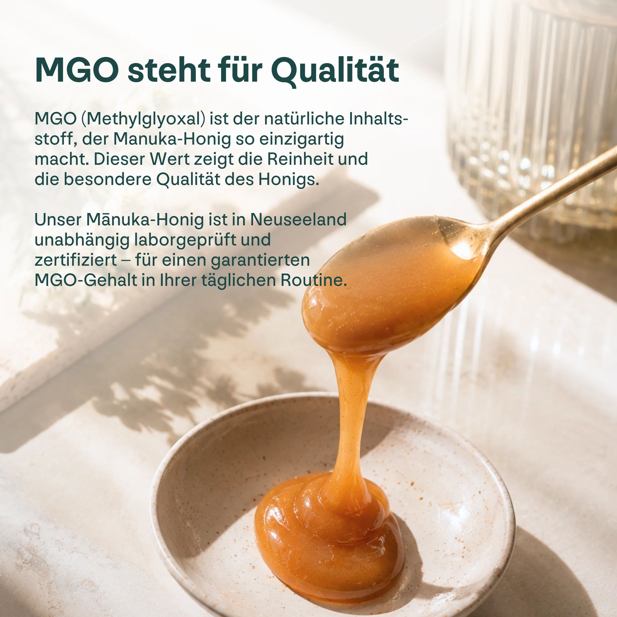 Löffel mit Manuka Honig über einer Schale. Text über MGO-Qualität.