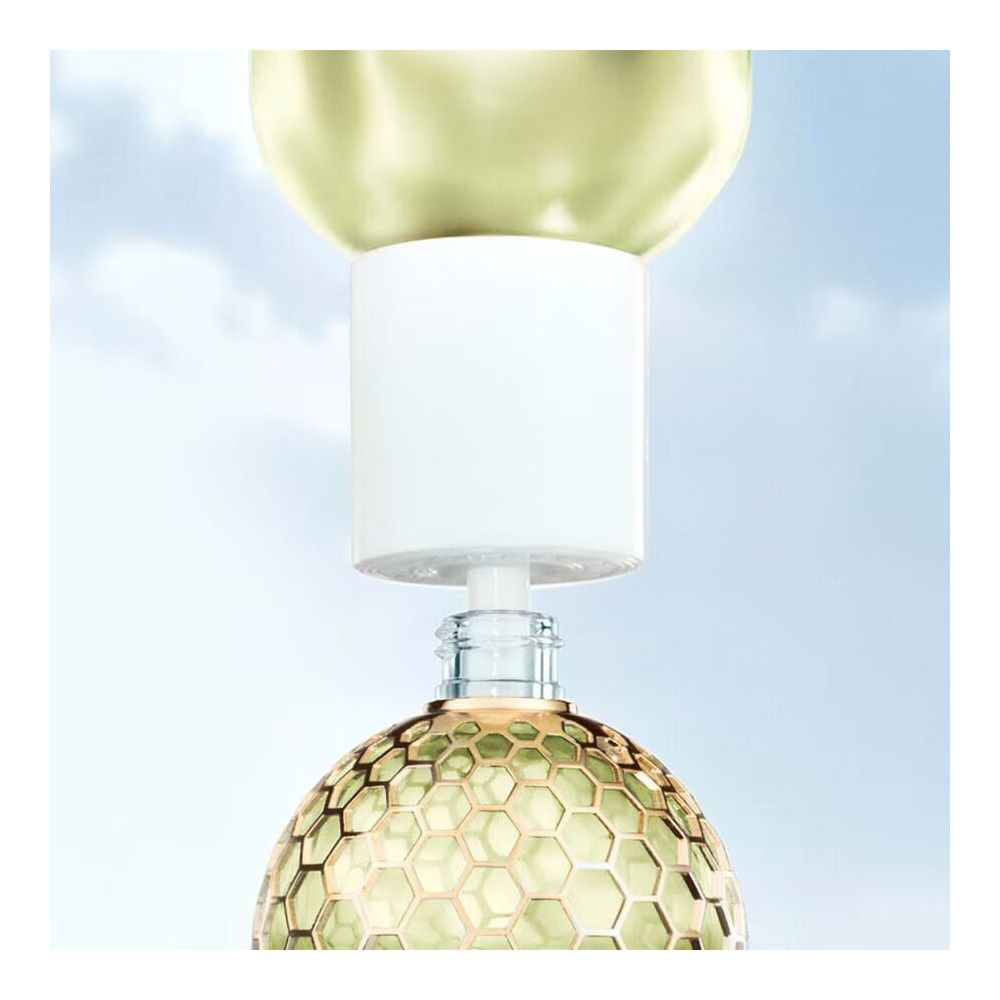 Der Flakon wird mit einem weißen Teil verschlossen. Der Flakon hat ein Wabendesign und ist aus Glas.