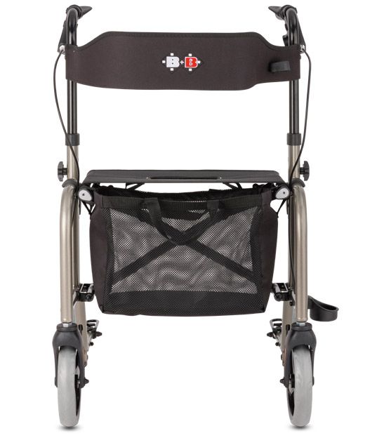 Rollator-Frontansicht. Vier Räder, Sitz, Korb, Rückenlehne. Silberner Rahmen, graue Räder, Griffe und Bremsen.